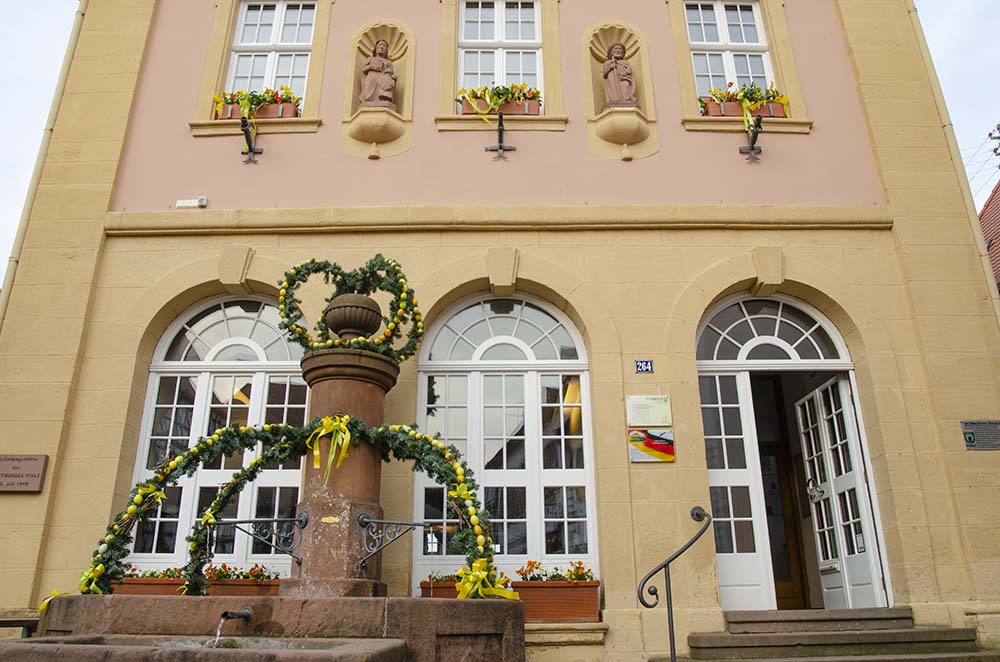 Osterbrunnen vor dem Rathaus, Hambach