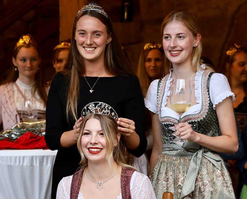 Hambacher Weinprinzessin Jasmin gekrönt von der pfälzischen Weinprinzessin Sabina Kobek