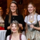 Hambacher Weinprinzessin Jasmin gekrönt von der pfälzischen Weinprinzessin Sabina Kobek