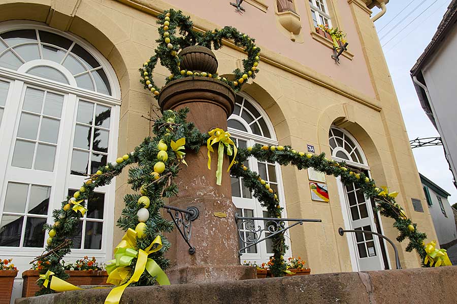 Osterbrunnen vor dem Alten Rathaus, Hambach